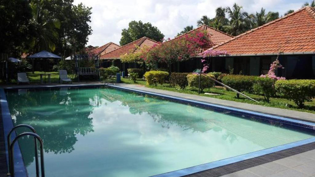 New Tri-Star Beach Hotel, Arungama