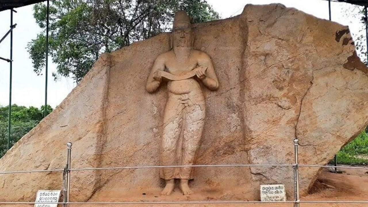 波隆纳鲁沃古城导览游（含门票）