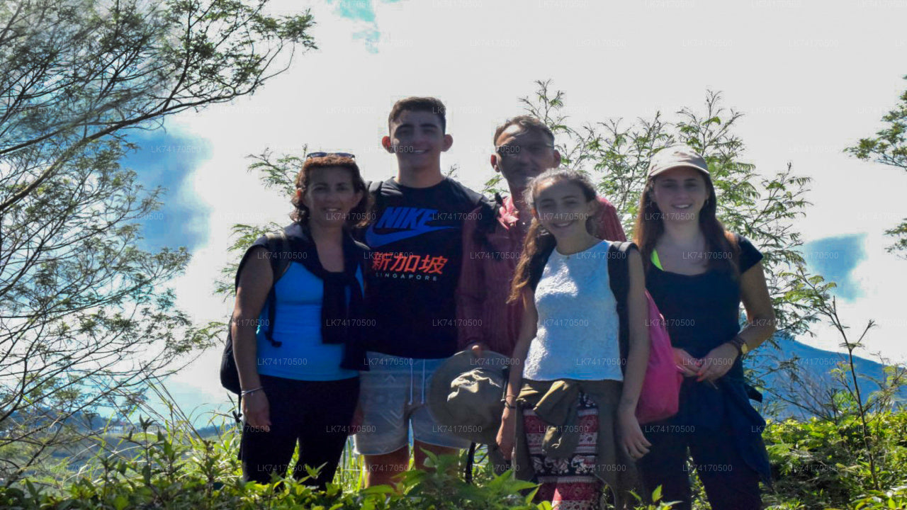 从康提徒步前往希洛亚村