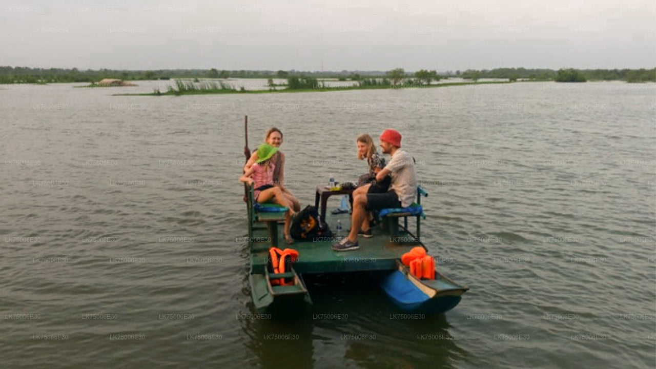 从坦加勒乘船前往卡拉梅蒂亚保护区观鸟

