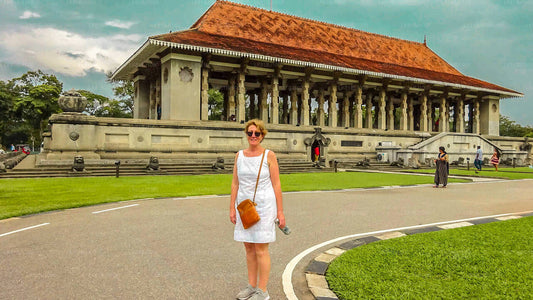 与来自科伦坡海港的当地人一起在科伦坡城市漫步